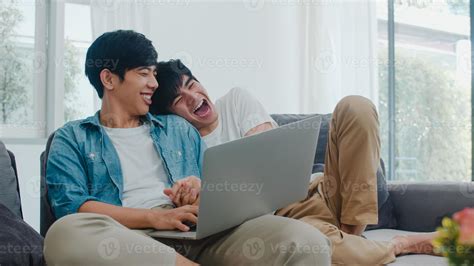Joven Pareja Gay Con Ordenador Port Til En Casa Moderna Los Hombres
