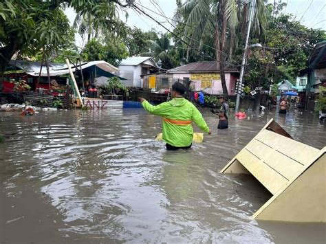 heavy rains  floods  metro cebu leave people stranded