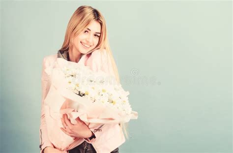 Surprise Pour La Petite Amie La Petite Blonde Sensuelle Tendre Tenant Des Fleurs Bouquet Service