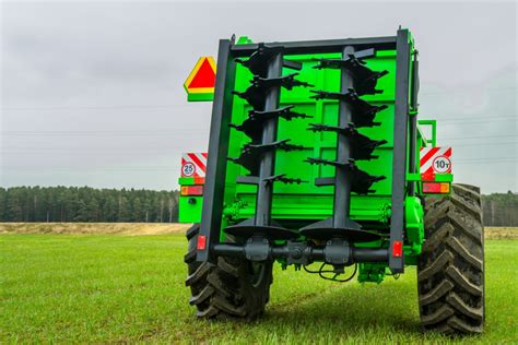 Машина для внесения твердых органических удобрений МТУ-10