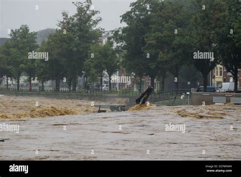 Hochwasser Der Maas Bei Berschwemmungen In L Ttich Nach Starken