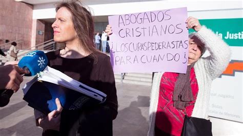 La Acusada De Participar En La Procesi N De Una Vagina De Pl Stico Multada Con