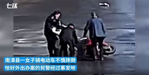 女子骑电动车摔倒 警车恰在身后民警“秒”出警救人凤凰网湖北凤凰网