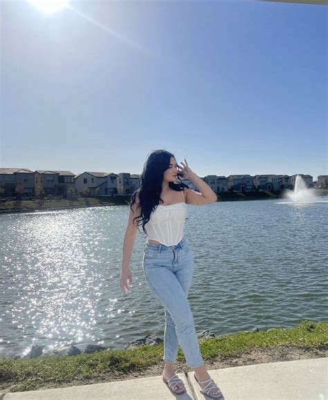 Pin By Cynthia E On Fresa Ofnis Latina Fashion Outfits Really Cute Outfits Cute Simple Outfits