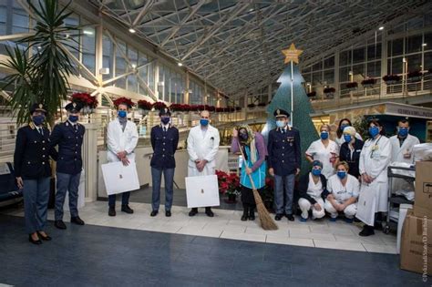 Befana E Poliziotti Portano Doni Ai Piccoli Pazienti Del Gemelli