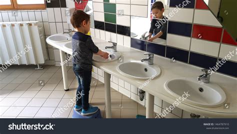 548 Imágenes De Kindergarten Restroom Imágenes Fotos Y Vectores De
