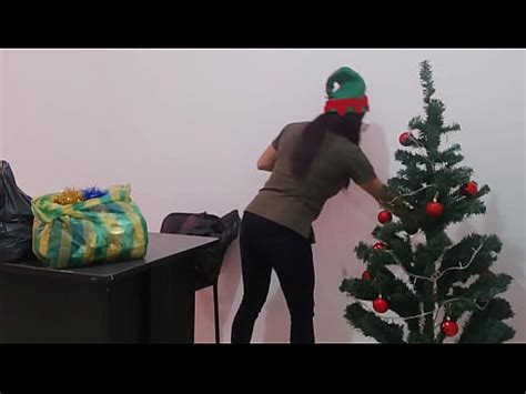 Une Grosse Belle M Re D Core Son Sapin De No L Au Bureau Xvideos
