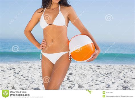 Cuerpo Atractivo En El Bikini Blanco Con La Pelota De Playa Foto De