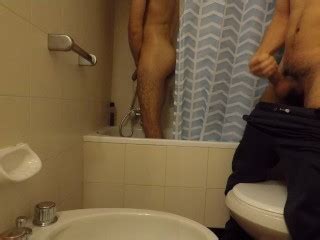 2 人 1 拳击手好奇的异性恋朋友在淋浴时监视我并在我的拳击手上射精 Pornhub Gay