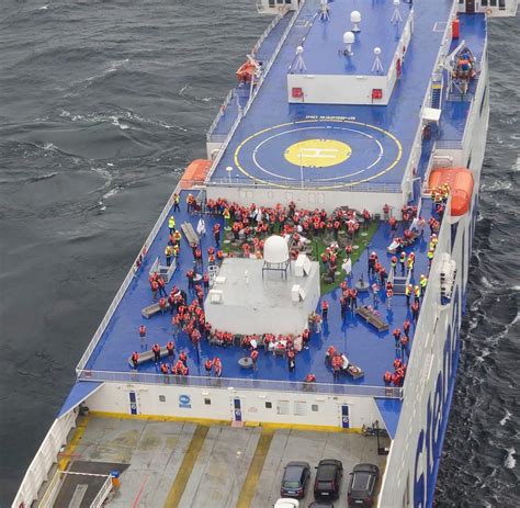 Svezia Persone A Bordo Il Traghetto Salpa Per La Costa Dopo Lo