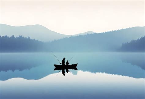 Dos personas pescando en un bote en un lago con montañas en el fondo