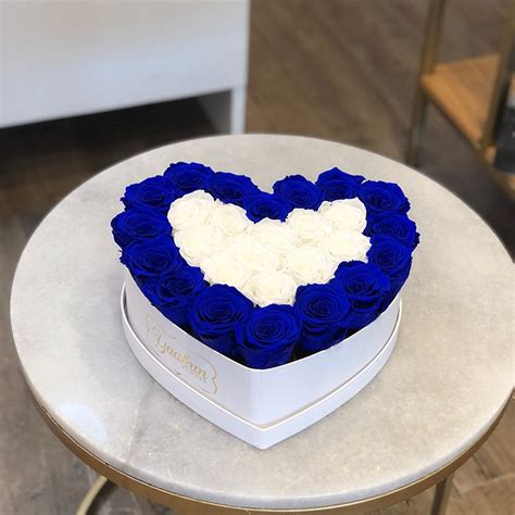 Rosas Eternas En Caja Corazón Blanco Con Rosas Contorno Azul Y Centro