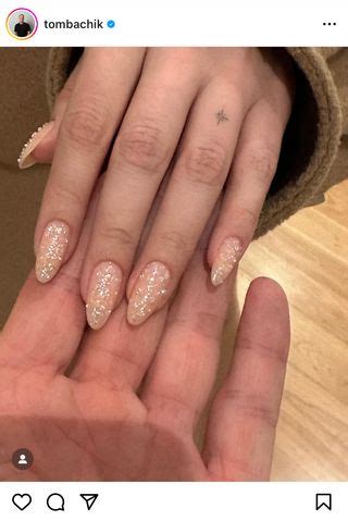 La Manicure Del Mese A Marzo Le Unghie Naked Si Vestono Di Glitter Vanity Fair Italia