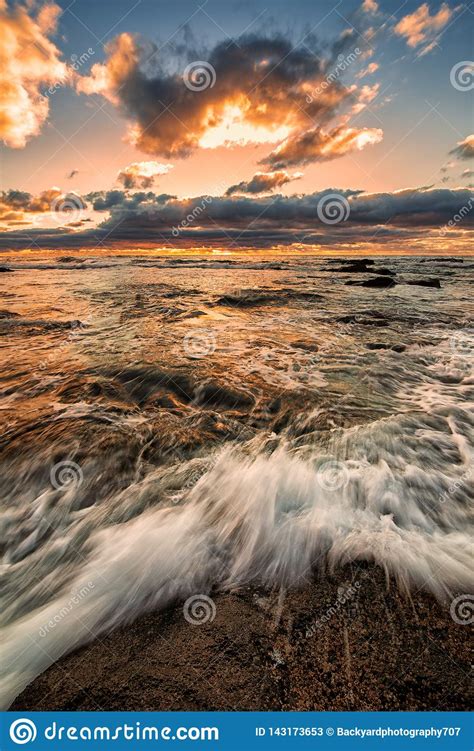 Por Do Sol Em Uma Praia Bonita De Oregon Que Negligencia O Oceano Pac