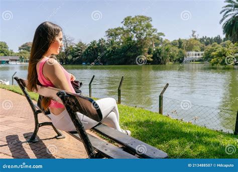 Linda Jovem Latina Sentada Num Banco De Praça Descansando E Observando O Parque Conceito De