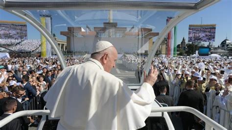 Papa Francesco Messa A Budapest Leucaristia Ci Ricorda Chi è Dio