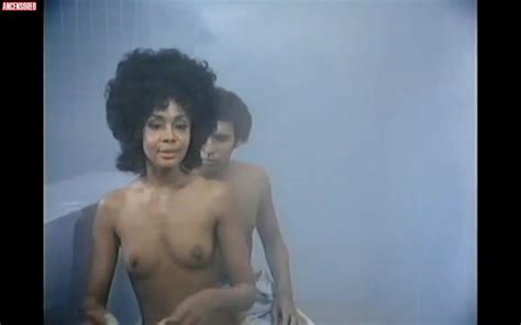 Rosalind Miles Desnuda En The Manhandlers