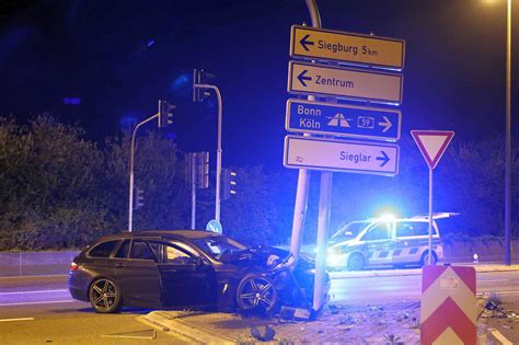 Troisdorf Oberlar Autofahrer Kracht Gegen Ampel