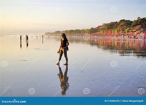 Joven Mujer Caminando Sola En La Playa Al Atardecer Con El Pie Desnudo