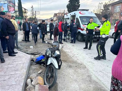 Sakarya da Hafif Ticari Araç ile Motosiklet Çarpıştı 2 Yaralı Haberler