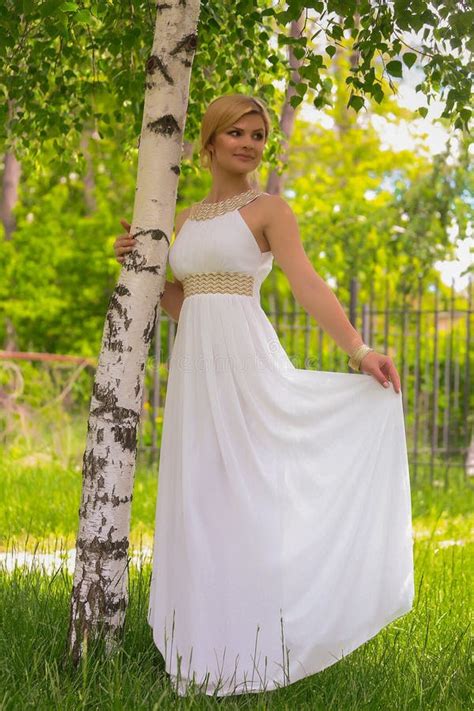 Blonde Mooi Natuurlijk Meisje Met Blond Haar In Een Witte Jurk In De Natuur Op Straat In De