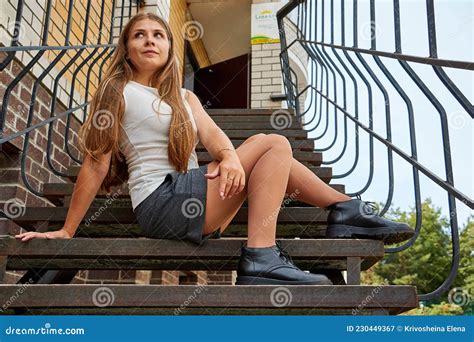 Junge Schöne Brunette Stilistische Junge Frau Oder Mädchen Auf Der Stadtstraße Spaziert