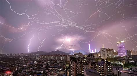 暴雨、强对流天气双预警齐发 出行要注意 北京时间