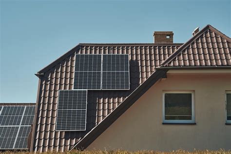 Paneles solares en el techo concepto de uso de energía fotovoltaica en