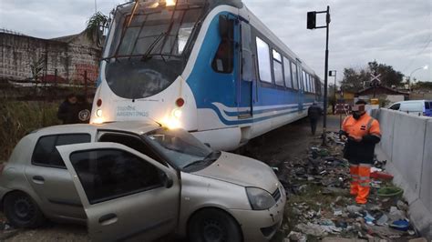 El Tren De Las Sierras Embistió A Un Auto Y Lo Arrastró Por 15 Metros