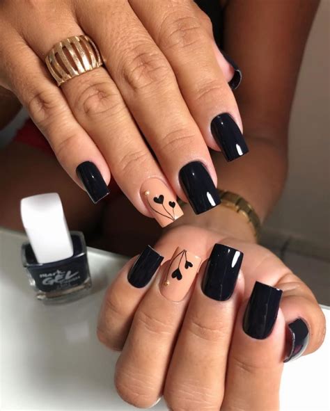 Unhas esmaltadas de preto e nude combinação diferente