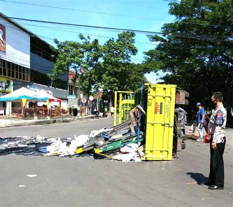 Muatan Berlebih Truk Bermuatan Kaca Terguling