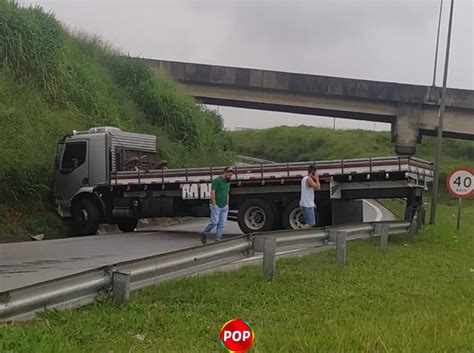 Motorista perde o controle da direção e trava caminhão em Rodovia POP TV