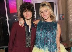 Miley Cyrus cố slay với đầm như nude ở Grammy ngờ đâu bị chị đại ngực khủng Mariah