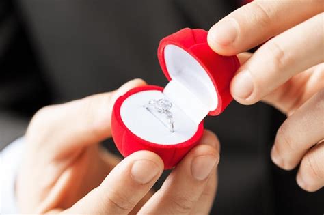 Hombre Haciendo Propuesta Con Anillo De Bodas Y Caja De Regalo Foto