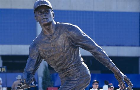 Roberto Clemente Statue | List Wire