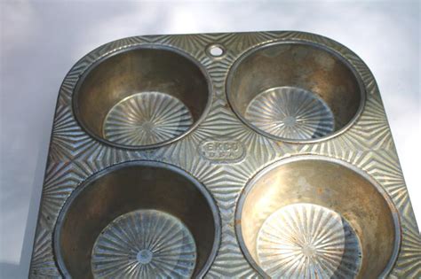 Vintage Ekco Ovenex Starburst Pattern Textured Metal Muffin Or Cupcake Pan