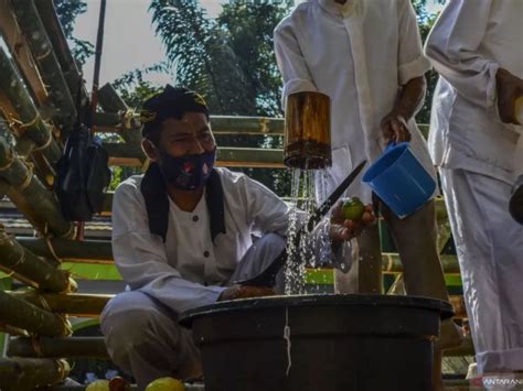 Mengenal Tradisi Nyangku Panjalu Benda Pusaka Dicuci Saat Maulid Nabi