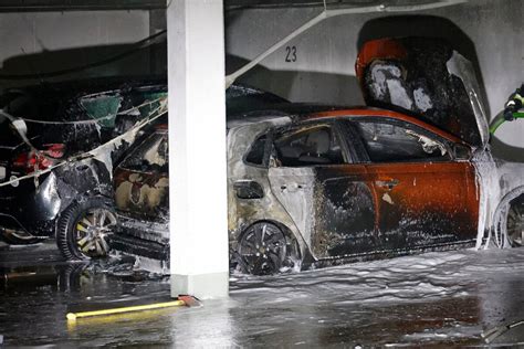 Feuerwehreinsatz In Chemnitz Auto In Tiefgarage In Flammen