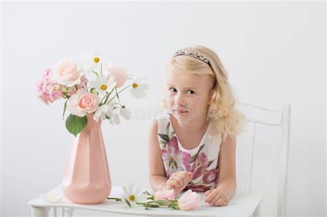 SchÃne Kleine Blonde MÃdchen Mit Blumen Auf WeiÃŸem Hintergrund Stockfoto Bild von rosa