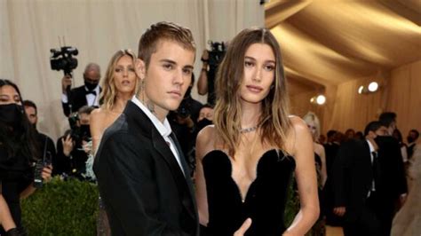 Esta Embarazada Hailey Bieber Muestra Su Vientre Abultado