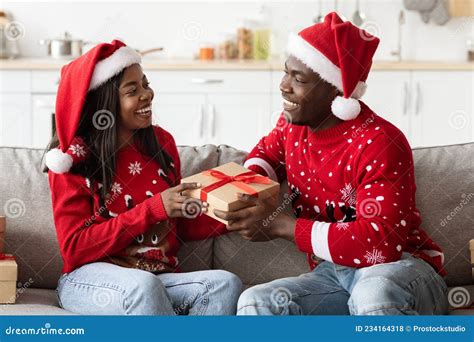 Feliz Casal Negro Do Milênio Em Santa Chapéus Trocando Presentes De