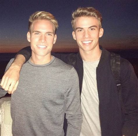 Anh em sinh đôi vừa khóc vừa thú nhận là gay với bố