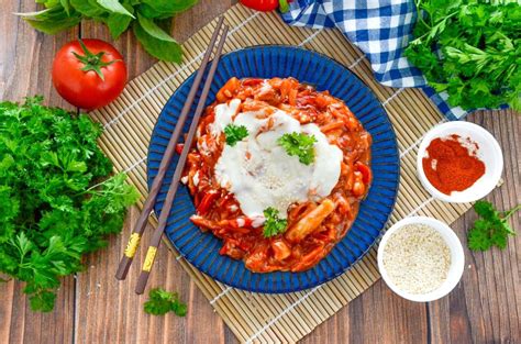 Рисовые токпокки с острым томатным соусом и сырным соусом рецепт фото ...