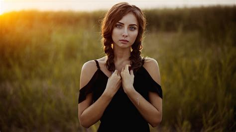 Download Wallpaper Field Grass Look The Sun Nature Pose Model