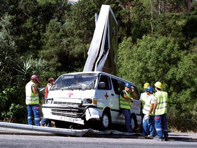 Cruz Vermelha para sempre Ambulância CVP Aveiro despista se