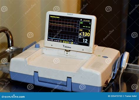 Dispositivo De Cardiocograf A Colocado En Las Madres Abdomen