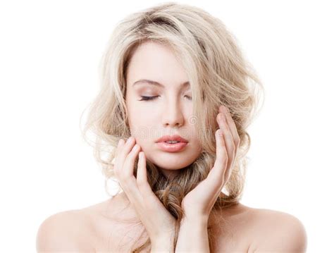 Belle Fille Blonde Longs Cheveux Bouclés Sains Photo stock Image du fermer regarder