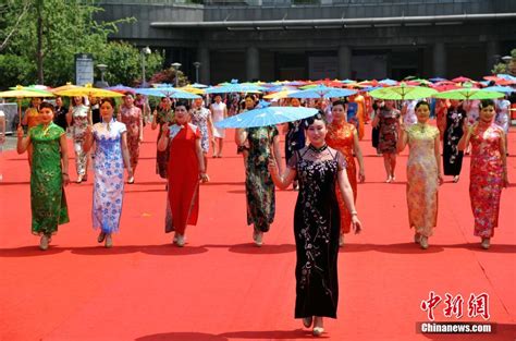 中国多地女性同秀旗袍 挑战“世界吉尼斯旗袍秀”纪录 视点聚焦 福建妇联新闻