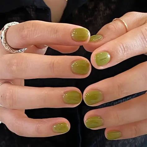 Los diseños de uñas nude poco típicos pero igual de elegantes que una