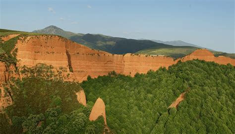 El fuego calcina dos hectáreas en Las Médulas que sufre el sexto